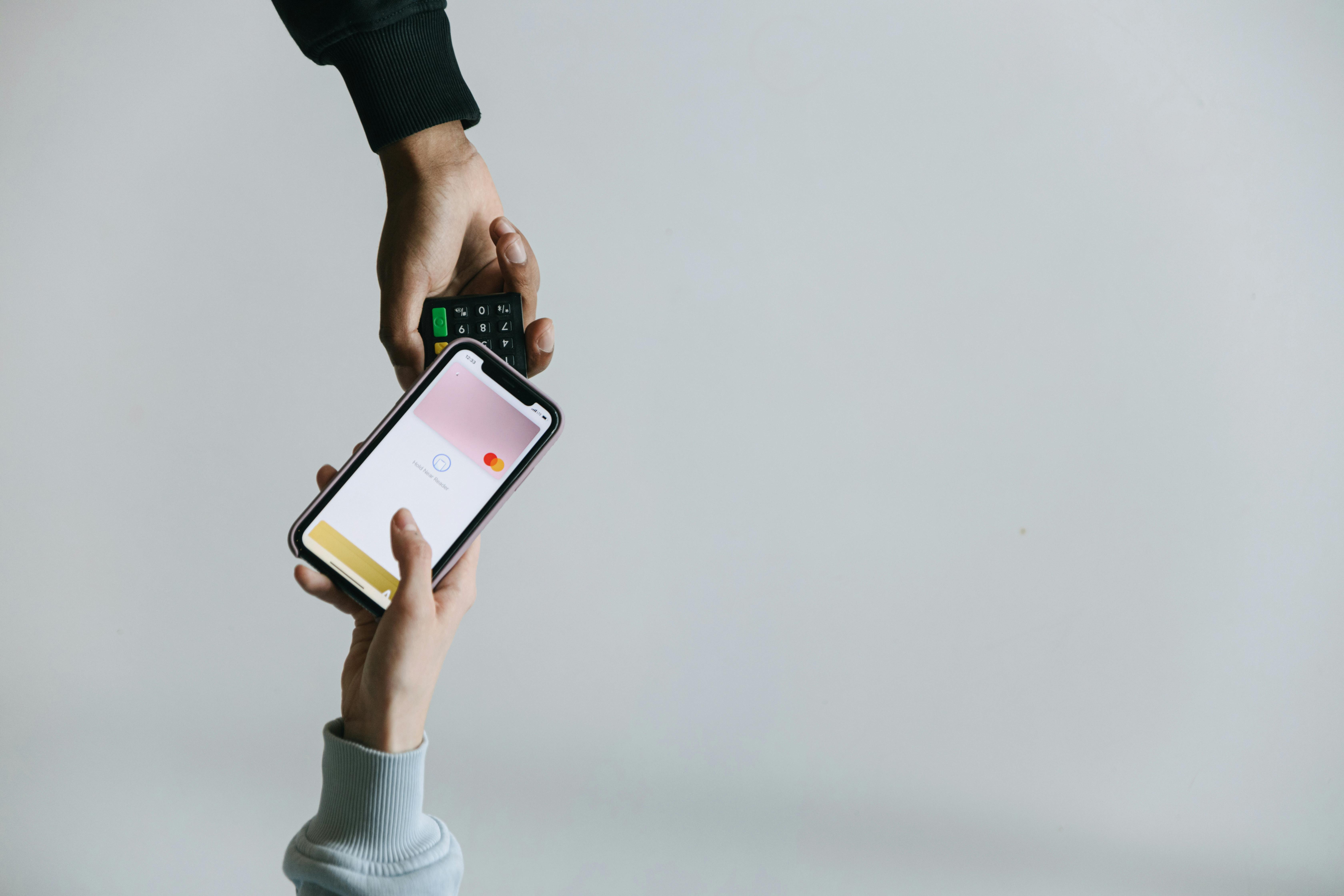 NFC e Blockchain - Foto di Ivan Samkov: https://www.pexels.com/it-it/foto/mani-smartphone-connessione-shopping-7621140/